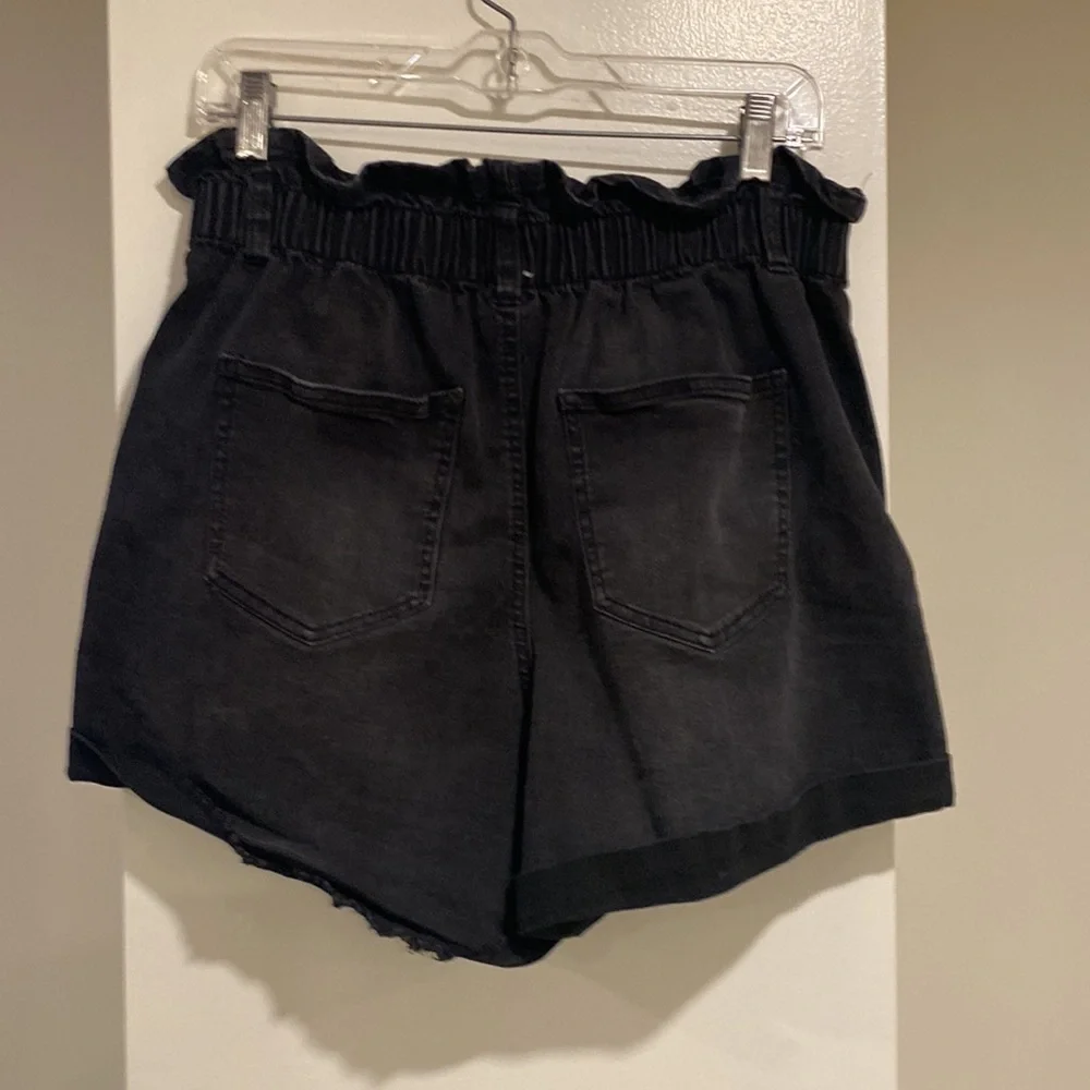 No Boundaries black high waisted button fly shorts. Size L